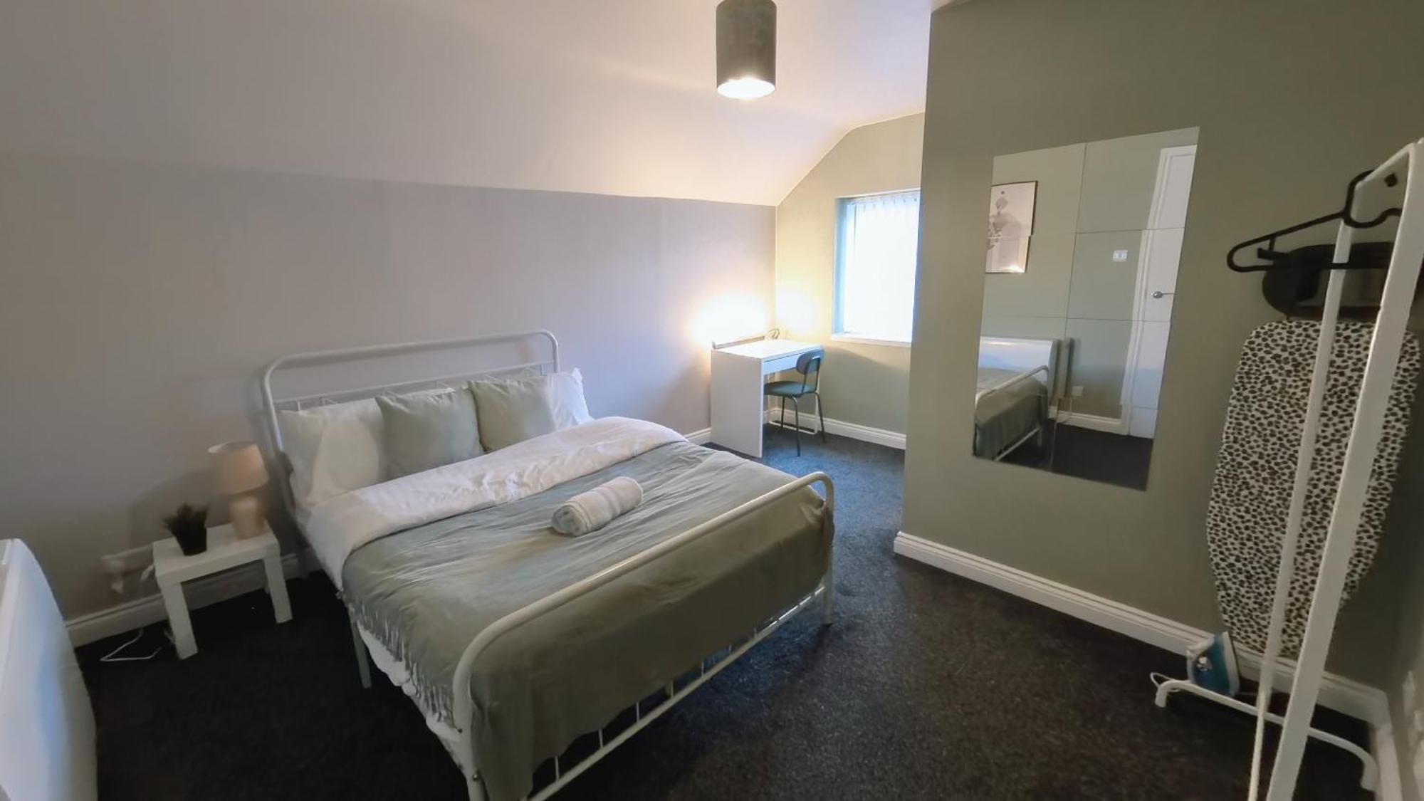 Group Bookings: Up To 30 Guests Across 5 Spacious Flats! Keyless Access Free Wifi & Parking Бирмингем Экстерьер фото