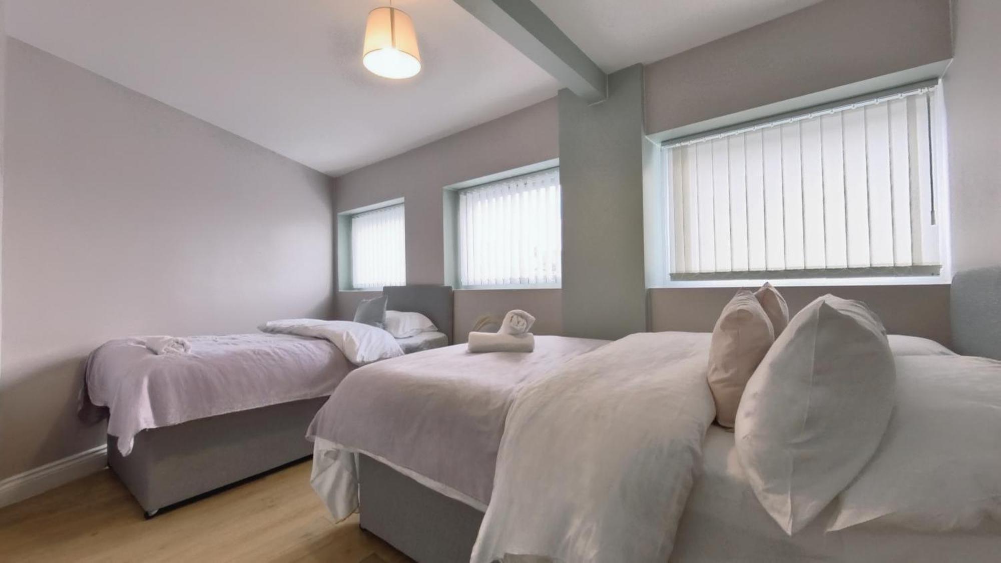 Group Bookings: Up To 30 Guests Across 5 Spacious Flats! Keyless Access Free Wifi & Parking Бирмингем Экстерьер фото