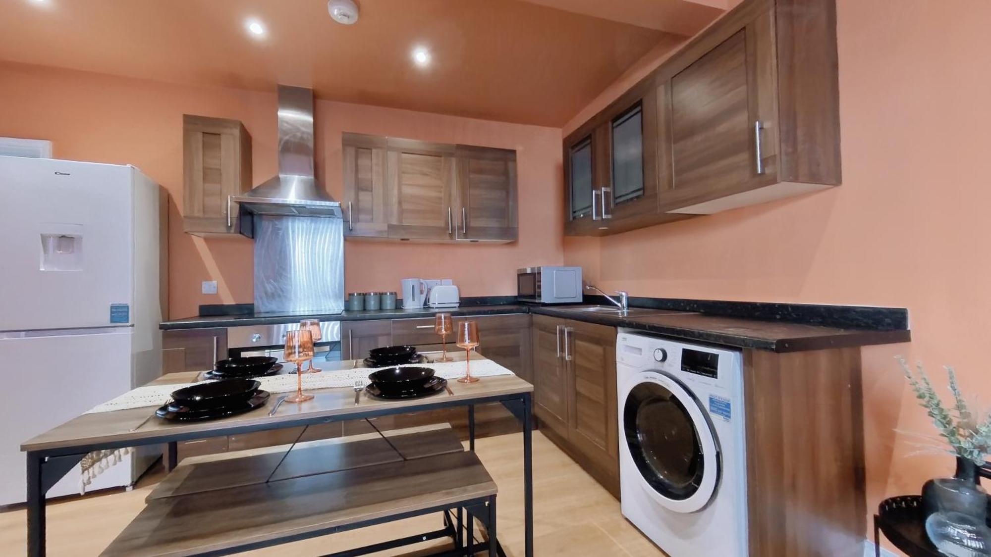 Group Bookings: Up To 30 Guests Across 5 Spacious Flats! Keyless Access Free Wifi & Parking Бирмингем Экстерьер фото